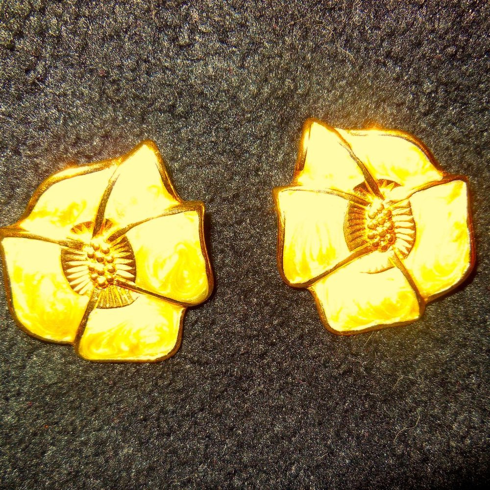 Vintage Monet Enamel Cloisonne' Dogwood Flower Clip On Earrings Gold Tone